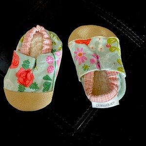 Scooter booties
0-6 months